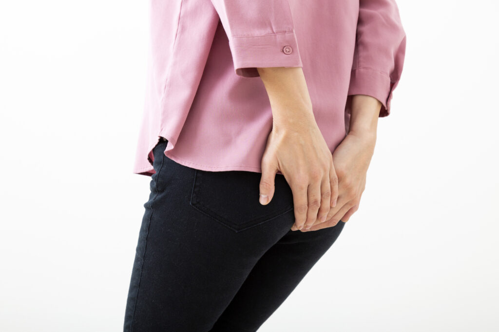 おしりが「キューッ」と痛むときに考えられる原因と対処法